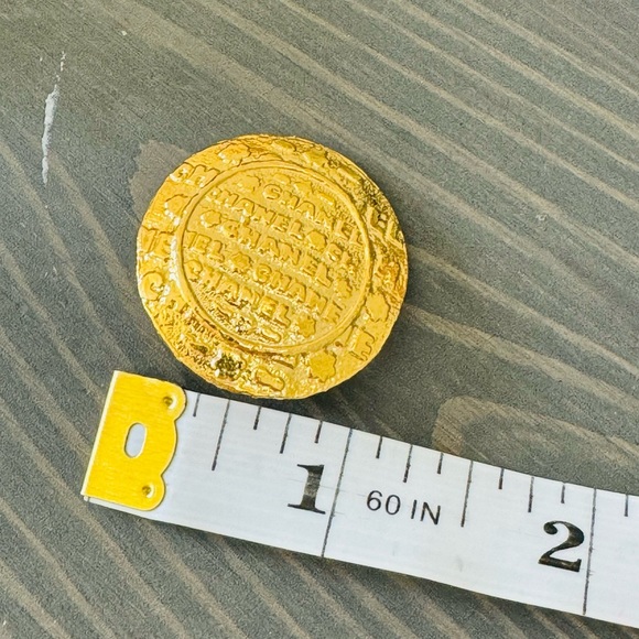 AUTHENTIC Chanel Vintage clip ons. Like new condition. Classic and timeless. - Picture 9 of 10